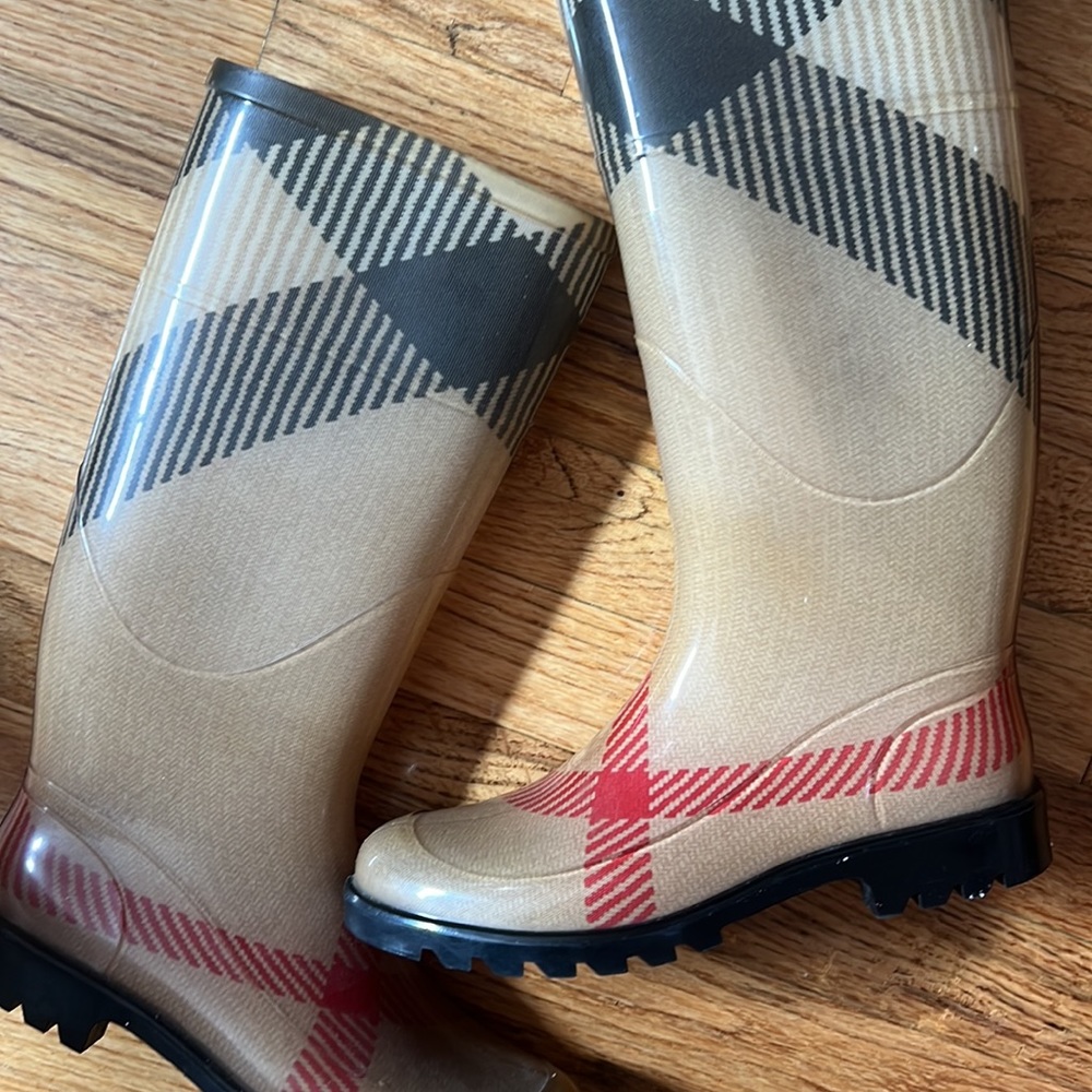 Burberry - Picture 3 of 3